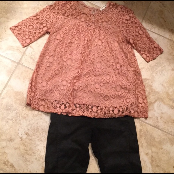 Tops - Lace lined top size MD never worn. Color peach